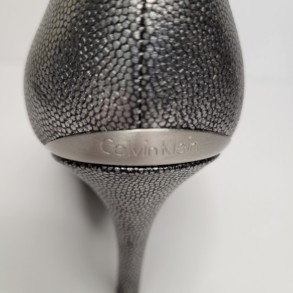 Calvin Klein Gayle Shadow Gray Metallic Stingray Pumps, size 5.5 - Picture 6 of 8